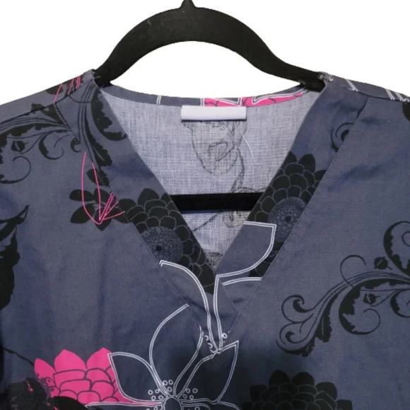 UA Scrubs Uniform Advantage  scrub top - Picture 3 of 5